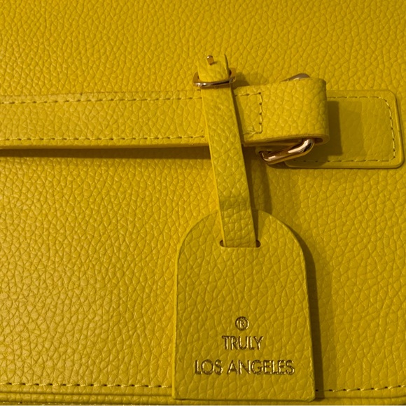 Truly yellow Beauty case brand new - Picture 15 of 15